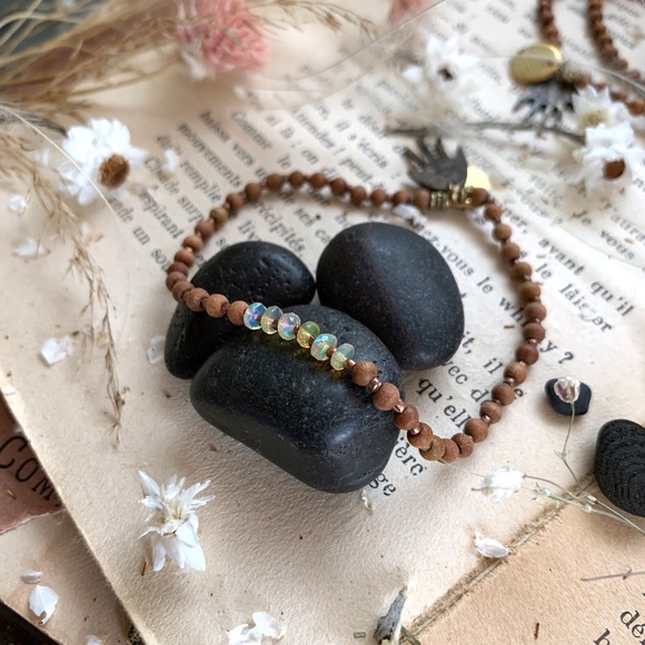 HAND-MADE FIERY WELO OPAL PETITE BEADED BRACELET - Picture 6 of 10